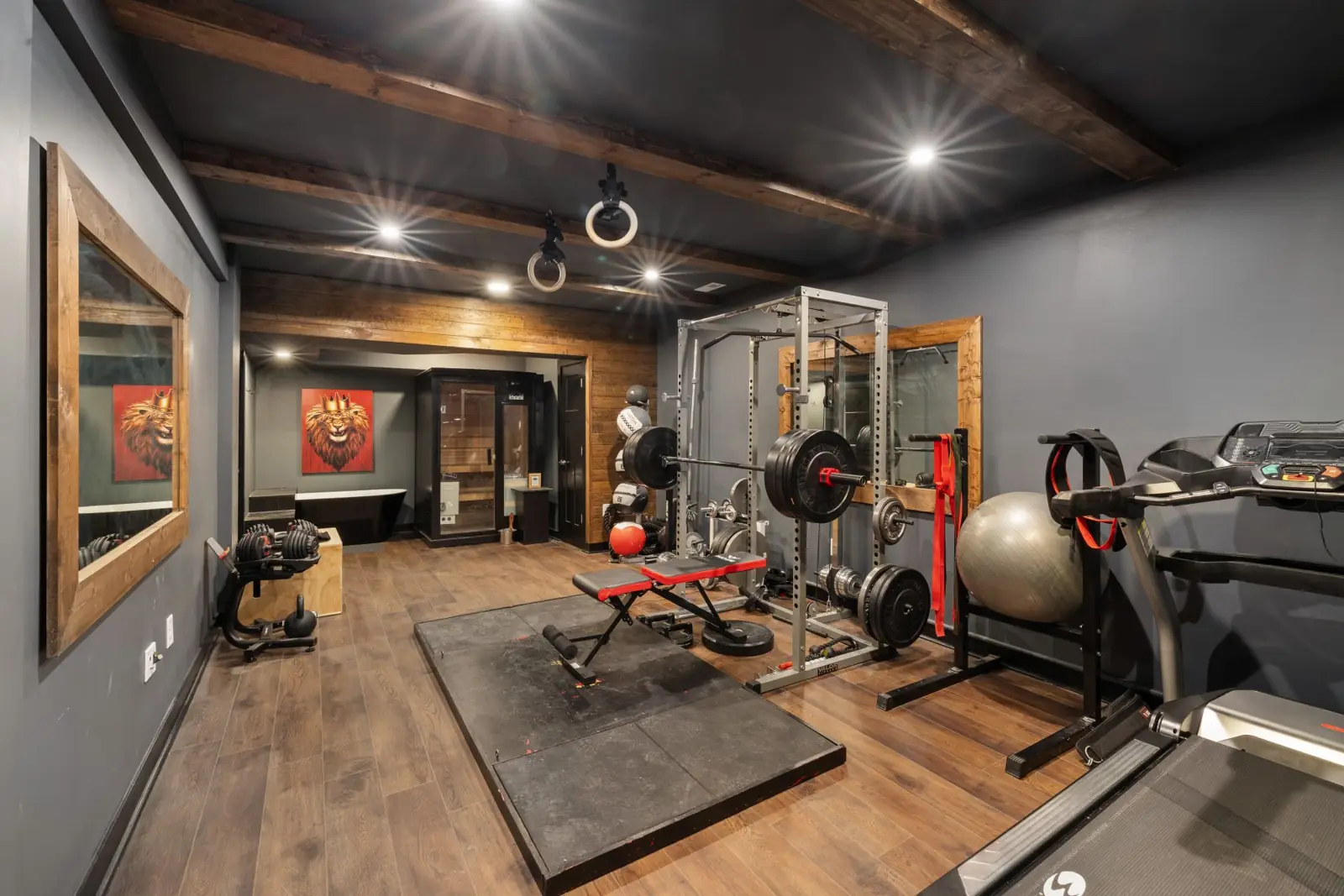 Palestra in casa con parquet, pesi e attrezzi